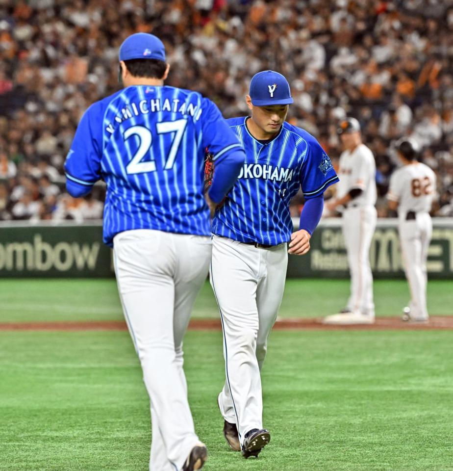 　２回途中、降板する石田。左は２番手の上茶谷