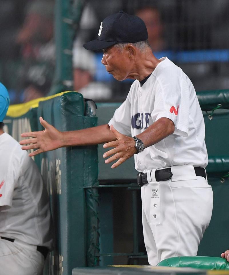 　ベンチからアドバイスを送る大垣日大・阪口慶三監督（撮影・開出牧）