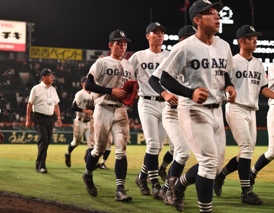 　タイブレークで逆転サヨナラ負けを喫し引き揚げる山田渓太（後方左）ら大垣日大ナイン（撮影・開出牧）