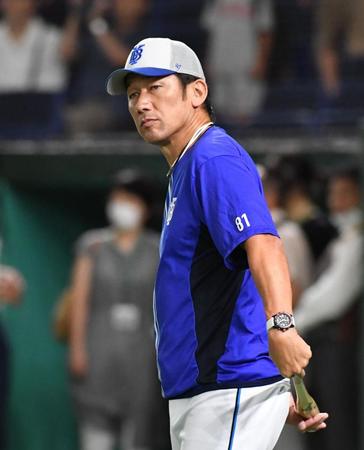 　練習を見守る三浦監督（撮影・佐々木彰尚）