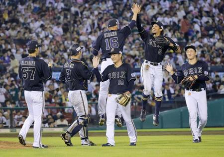 　楽天に勝利し、タッチを交わすオリックスナイン