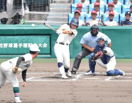 　１回、左前適時打を放つ神村学園・正林輝大（撮影・開出牧）