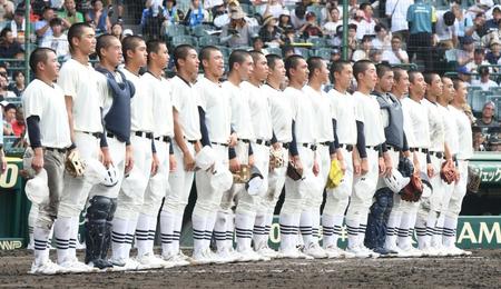 　試合に勝利し、整列する日大三ナイン（撮影・石井剣太郎）