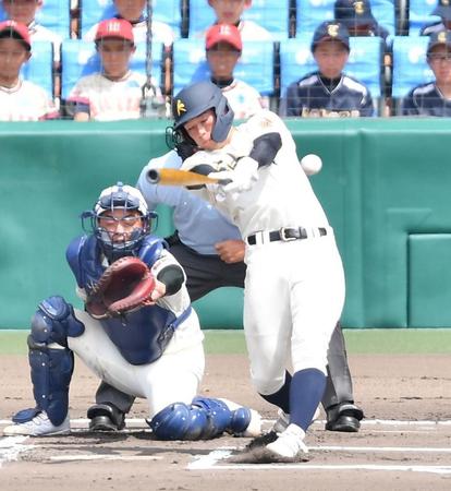 　１回、先制の左越え適時二塁打を放つ神村学園・秋元悠汰（撮影・開出牧）