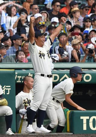 　７回、松尾龍が２点適時二塁打を放ち、両拳を突き上げる神村学園・小田大介監督（中央）＝撮影・北村雅宏