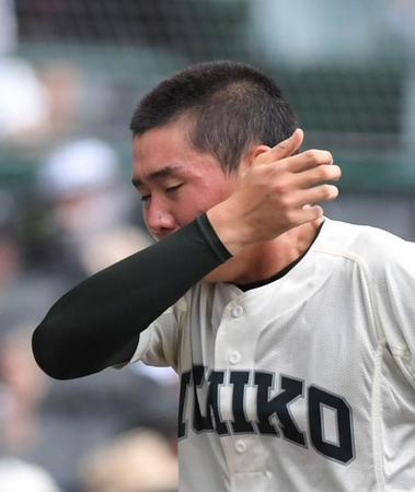 　敗戦後のあいさつを終え、整列する市和歌山・栗谷（撮影・北村雅宏）