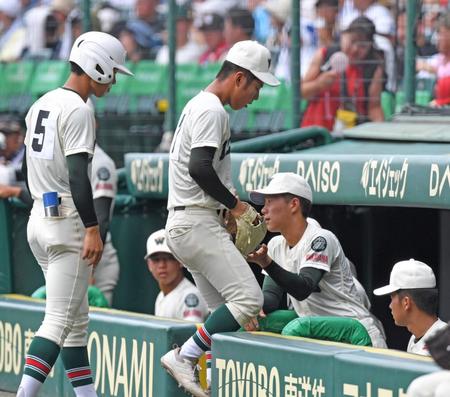 　１回、交代を告げたれてベンチに戻る市和歌山・川本（中央）＝撮影・北村雅宏