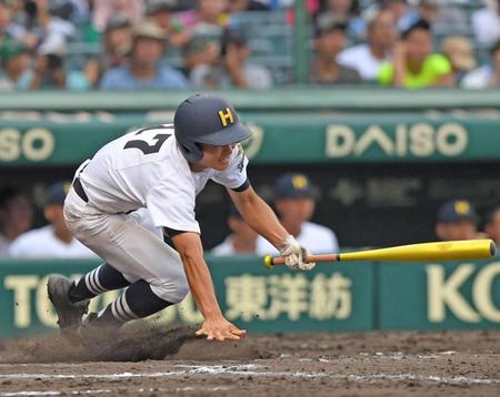 　８回、同点となる適時打を放つ北海・小保内（撮影・北村雅宏）