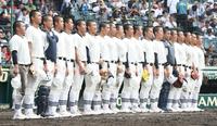 　試合に勝利し、整列する日大三ナイン（撮影・石井剣太郎）