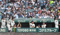 　７回、松尾大が適時打を放ち、喜ぶ神村学園ナイン（撮影・北村雅宏）