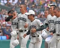 　敗戦後、あいさつを終えてベンチ前整列へと歩を進める市和歌山・栗谷（左端）＝撮影・北村雅宏