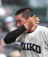 　敗戦後のあいさつを終え、整列する市和歌山・栗谷（撮影・北村雅宏）