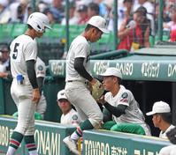 　１回、交代を告げたれてベンチに戻る市和歌山・川本（中央）＝撮影・北村雅宏