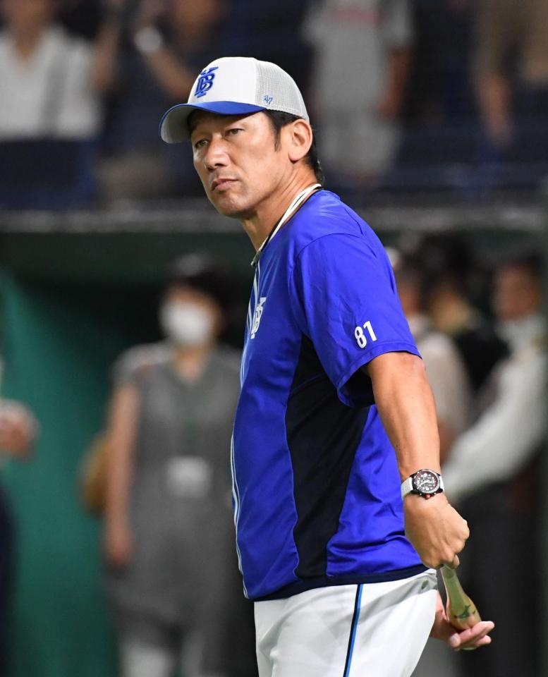 　練習を見守る三浦監督（撮影・佐々木彰尚）