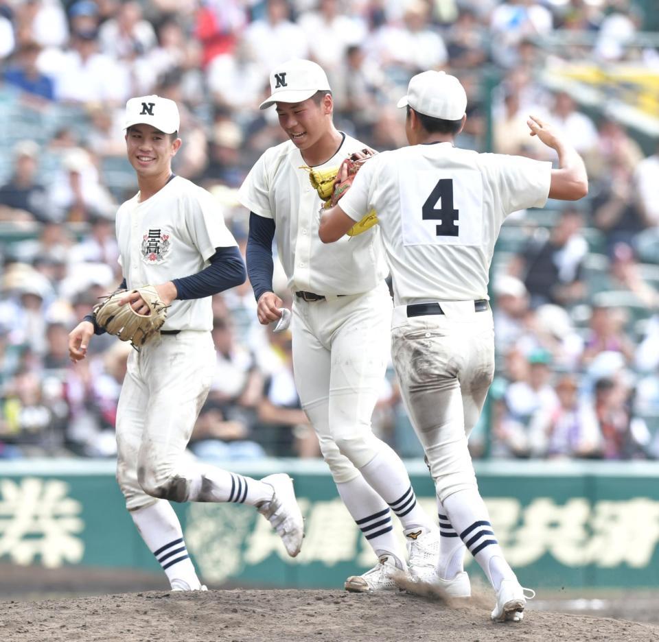 　試合に勝利し、喜ぶ日大三・安田虎汰郎（中央）＝撮影・石井剣太郎