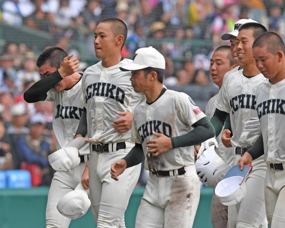 　敗戦後、あいさつを終えてベンチ前整列へと歩を進める市和歌山・栗谷（左端）＝撮影・北村雅宏