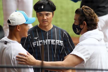 　試合前、１軍に合流した王柏融（左）に声をかける新庄監督（右）＝撮影・中島達哉