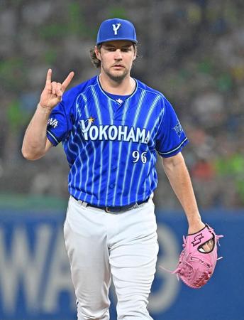 　３回裏を投げ終えてベンチに戻るバウアー