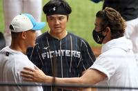 　試合前、１軍に合流した王柏融（左）に声をかける新庄監督（右）＝撮影・中島達哉