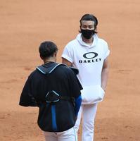 　試合前、１軍に合流した古川（手前）からあいさつを受ける新庄監督（撮影・中島達哉）