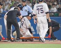 　３回、遊ゴロで倒れたあと腰を押さえて倒れ込み、担架に乗せられる塩見