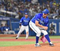 　３回、浜田の打球を背面キャッチするバウアー（撮影・佐々木彰尚）