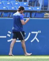 　はだしでグラウンドを歩くバウアー。見つけたヤクルト・青木は「冷え性なのかな」とつぶやきクラブハウスへ引き揚げた（撮影・佐々木彰尚）