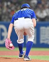 　３回、浜田の投ゴロを背面でキャッチするバウアー