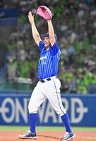 　５回、内山の三直を宮崎が好捕、手を上げて喜ぶバウアー　