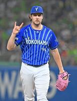 　３回裏を投げ終えてベンチに戻るバウアー