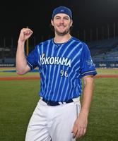 　ヤクルトに勝利し、笑顔でポーズを決めるバウアー