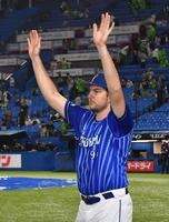 　声援に応えるバウアー（撮影・佐々木彰尚）