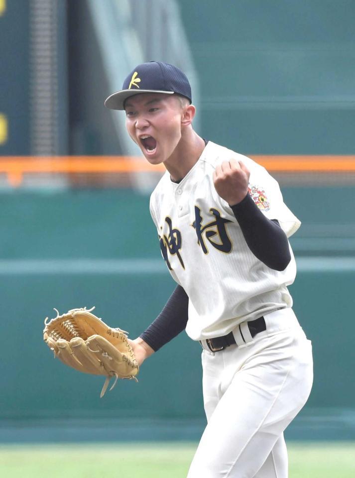 　１回、市和歌山・大路を空振り三振に仕留め、雄たけびを上げる神村学園・黒木