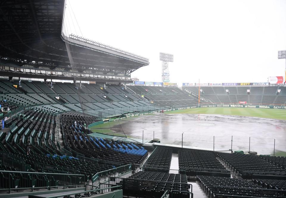 　台風７号接近による豪雨で水浸しとなったグラウンド（撮影・開出牧）