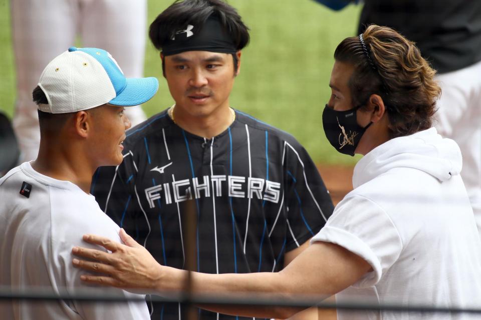 　試合前、１軍に合流した王柏融（左）に声をかける新庄監督（右）＝撮影・中島達哉