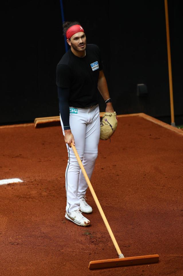 　試合前、ブルペンでマウンドをならすポンセ（撮影・中島達哉）