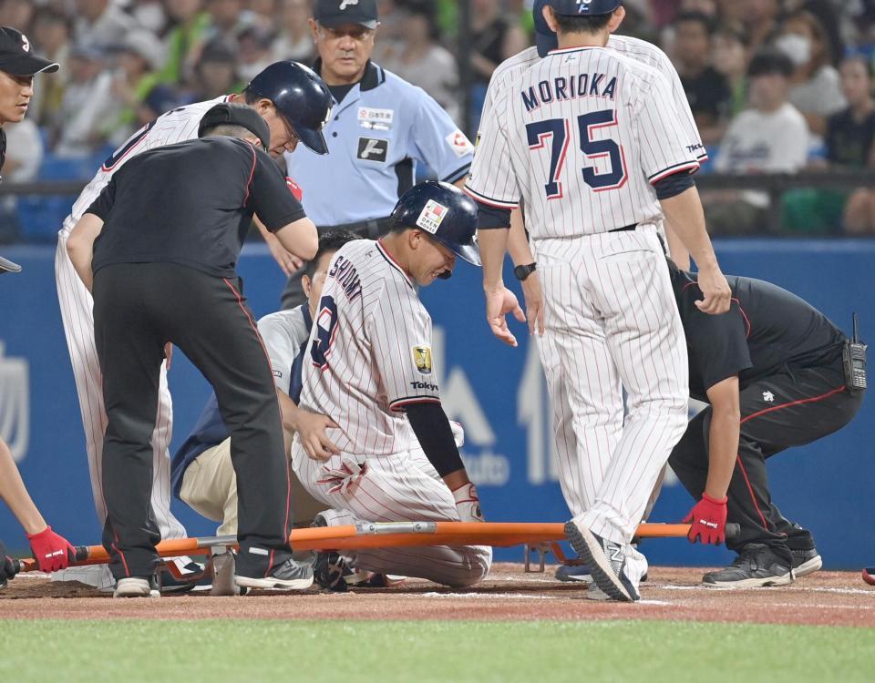 　３回、遊ゴロで倒れたあと腰を押さえて倒れ込み、担架に乗せられる塩見