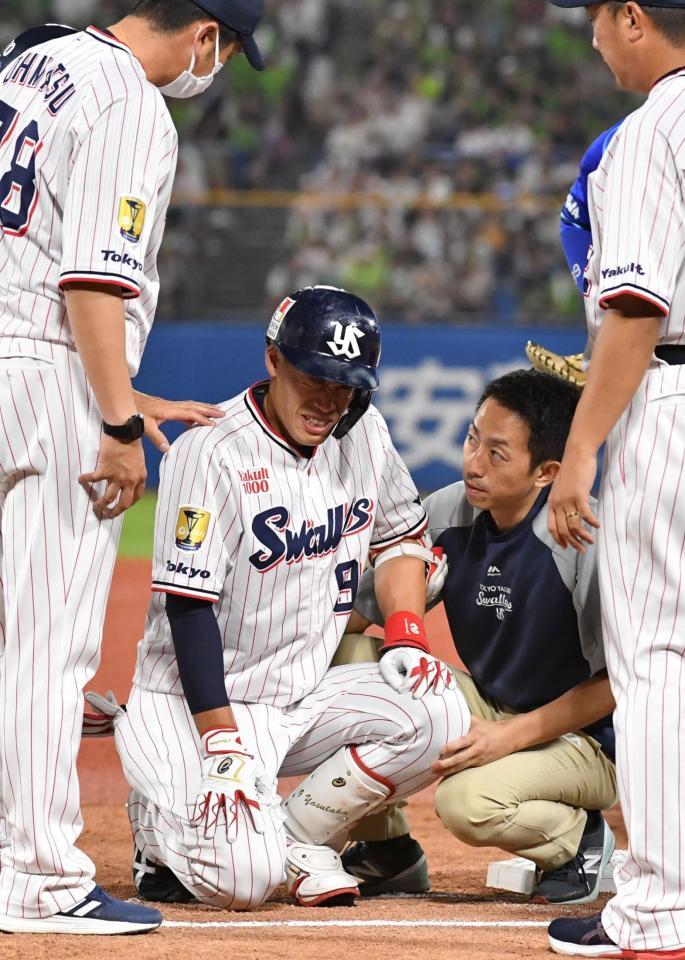 　３回、遊ゴロで一塁へ走り負傷した塩見（撮影・佐々木彰尚）