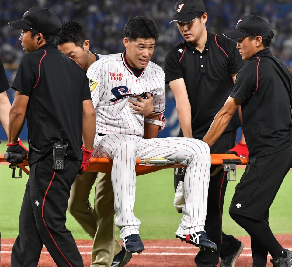 　３回、負傷した塩見（撮影・佐々木彰尚）