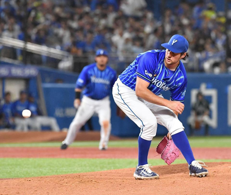 　３回、浜田の打球を背面キャッチするバウアー（撮影・佐々木彰尚）