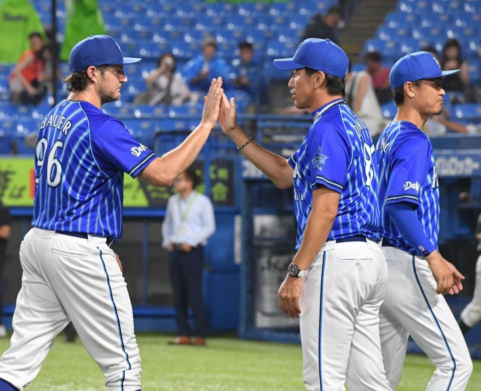 　試合後、三浦監督（右）とタッチをするバウアー（撮影・佐々木彰尚）