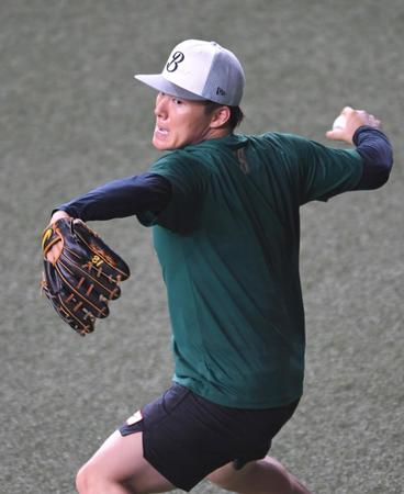 　入念にキャッチボールする山本（撮影・北村雅宏）