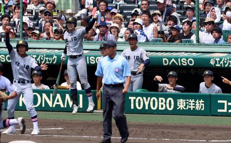 　１０回、勝ち越し喜ぶ清原勝児（中央）ら慶応ナイン（撮影・山口登）