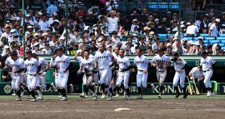 　慶応に敗れ、広陵ナインは応援団にあいさつに向かう（撮影・山口登）