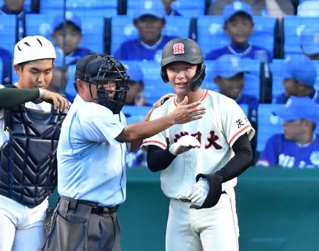 　５回、頭部に押し出し死球を受けた土浦日大・太刀川幸輝（右）は審判にベンチへ戻るように指示を受ける（撮影・中田匡峻）