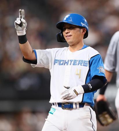 　２回、先制適時打を放ち、塁上でポーズをとる上川畑（撮影・中島達哉）