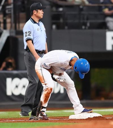 　２回、適時三塁打を放ち、塁上で雄たけびを上げる王（撮影・中島達哉）