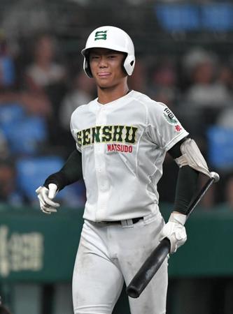 　９回、ファウルフライに倒れ、悔しそうな表情の専大松戸・平野大地（撮影・石井剣太郎）