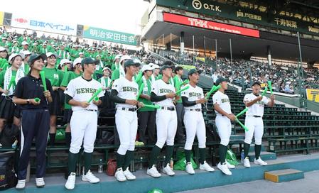 　応援する専大松戸ナイン。写真右側の空席は到着できていない応援団の席（撮影・中田匡峻）
