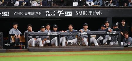 　９回、戦況を見つめるロッテナイン（撮影・中島達哉）